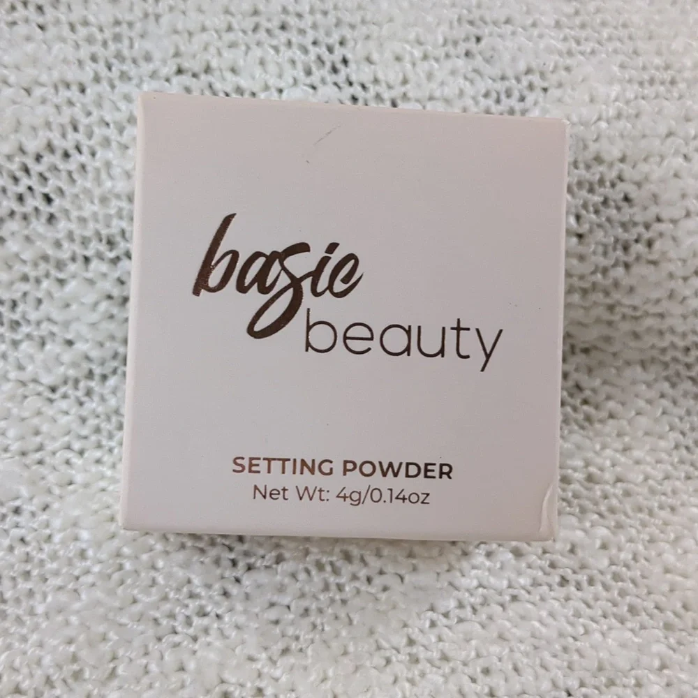 Basic Beauty Setting Powder in Translucent - Picture 8 of 10